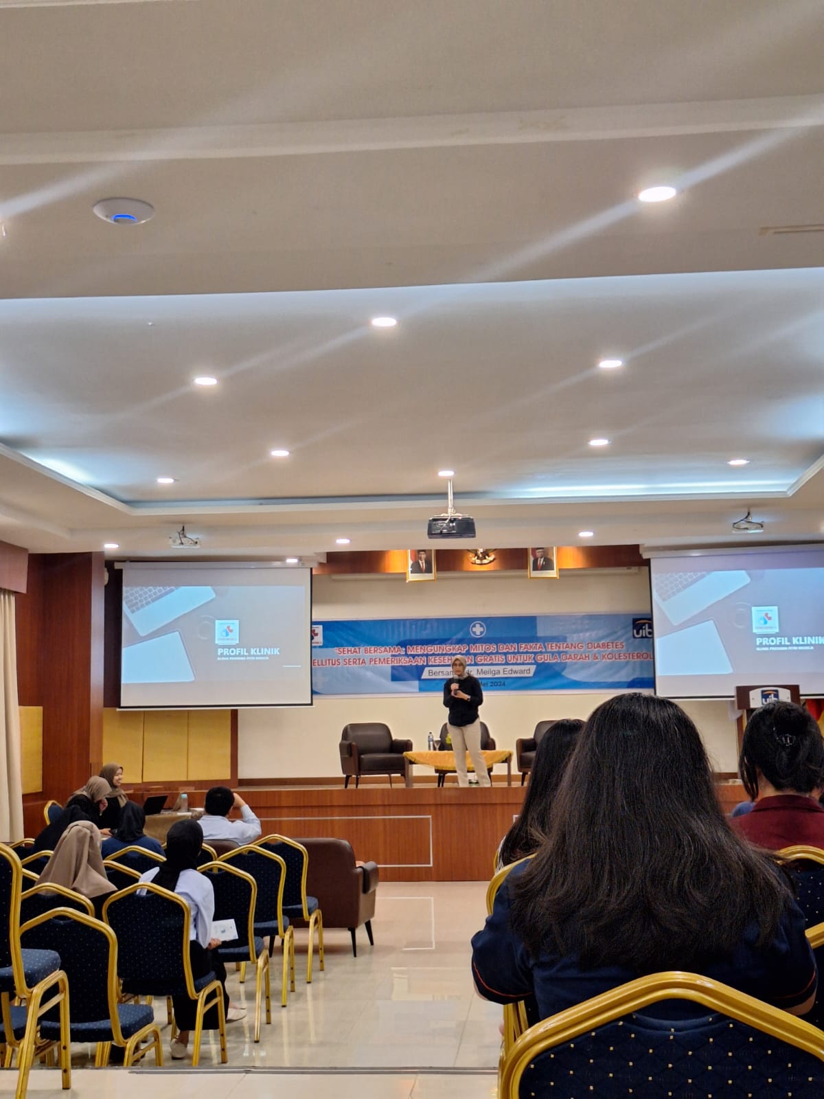 A group of people in a room

Description automatically generated