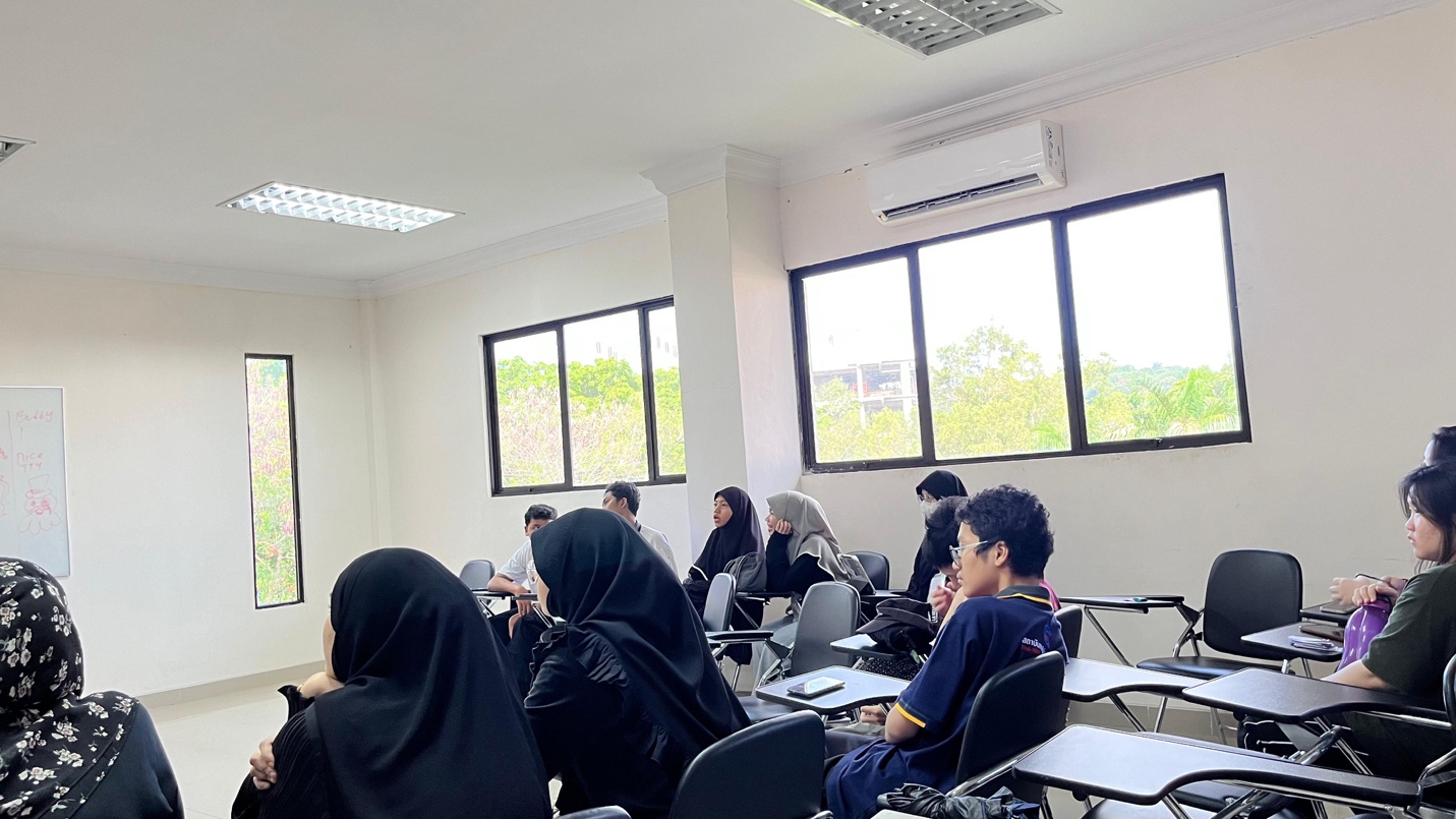 A group of people sitting in a classroom

Description automatically generated