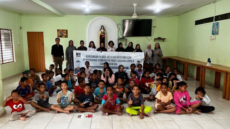 Kunjungan Peduli: Belajar Bersama dan Penyerahan Sembako di Panti Asuhan Loyola, Santa Theresia dan Graha Werdha Lansia, Titian Kasih – PKM Internasional FBM UIB X DONATUR dari US