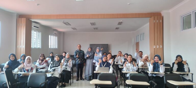 Dosen Pendidikan Bahasa Inggris Sebagai Pengajar di Workshop Academic: Speaking for Instructional Purpose for Poltekkes Kemenkes Tanjung Pinang Lecturers