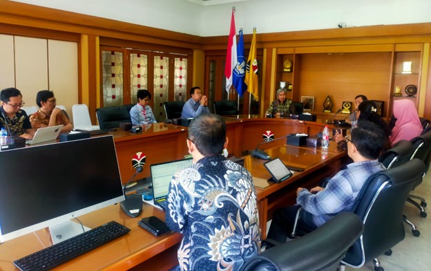 A group of people in a meeting

Description automatically generated