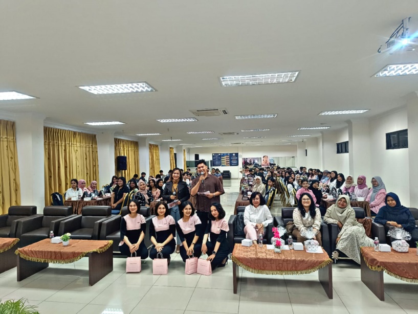 A group of people sitting in a room

Description automatically generated