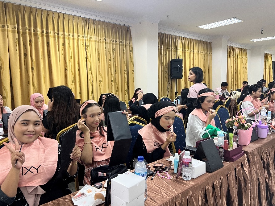 A group of women sitting at a table

Description automatically generated