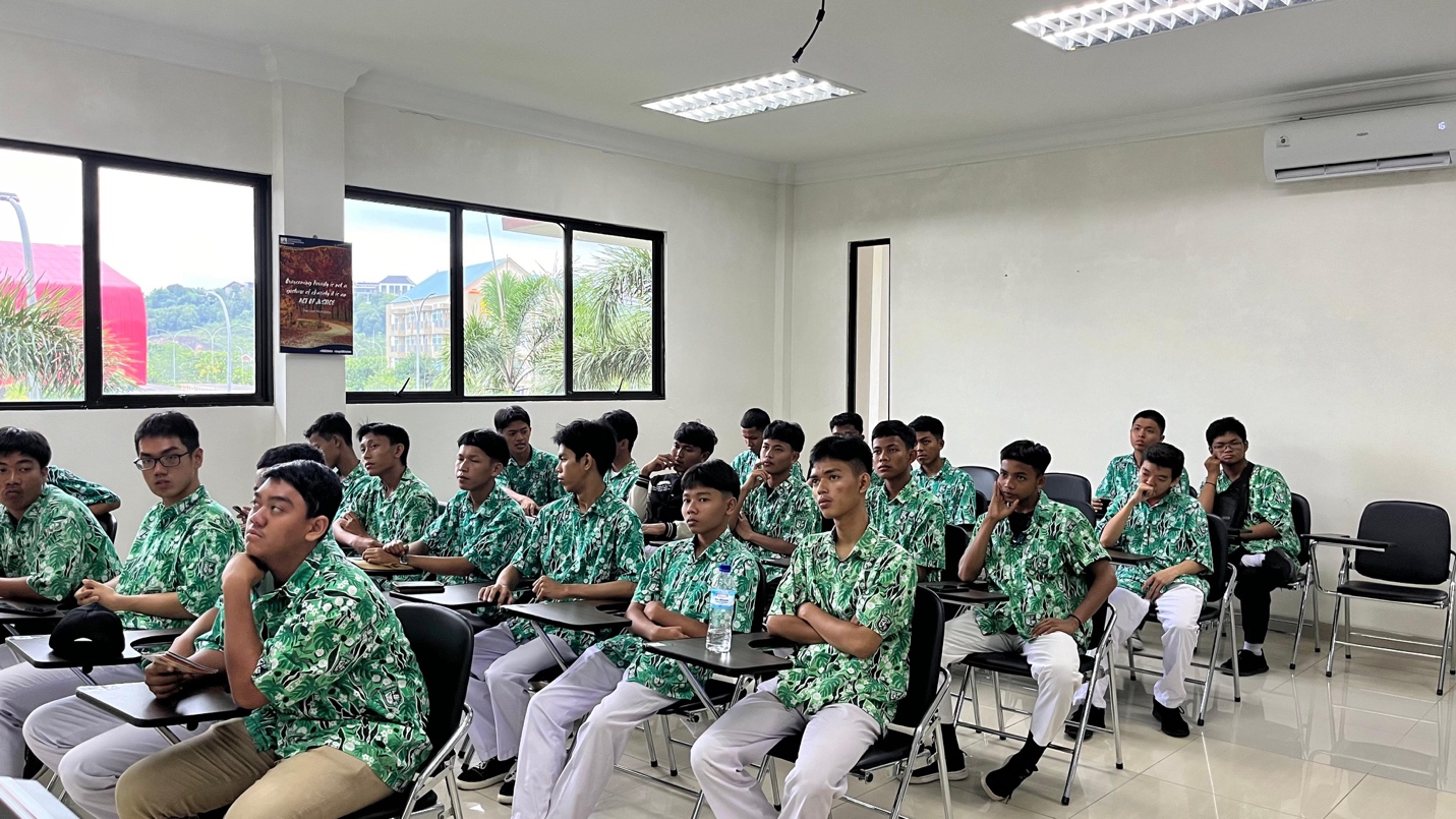 A group of people in a classroom

Description automatically generated