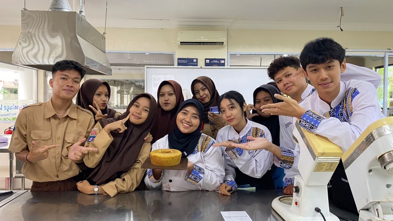 A group of people posing for a photo

Description automatically generated