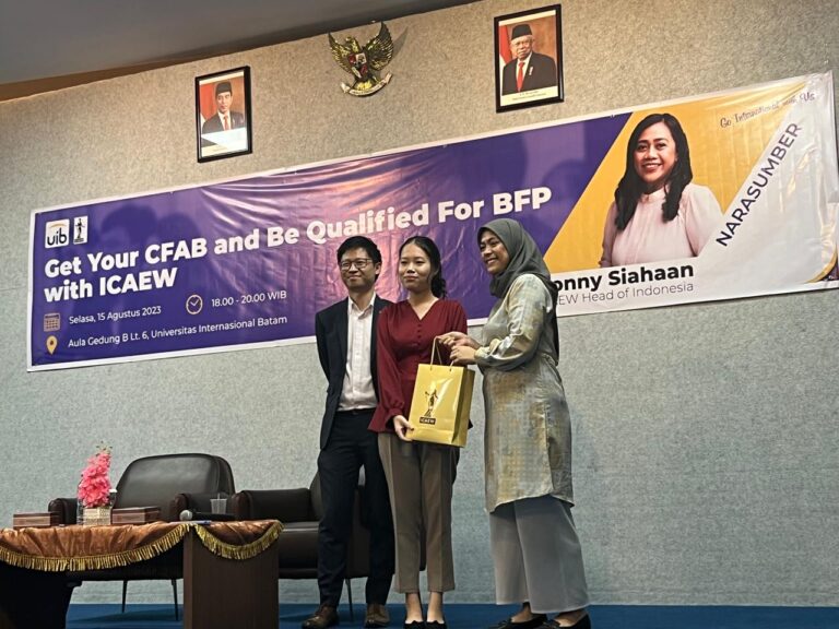 Prestasi Mahasiswa Akuntansi Resnika (1942125) Bekerja di KAP Big 4 RSM Singapore