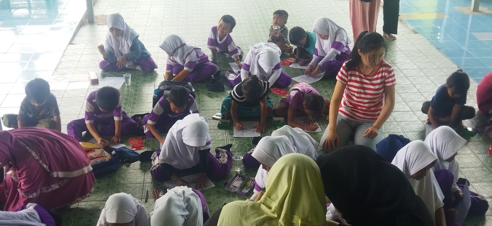 A group of children sitting on the floor

Description automatically generated