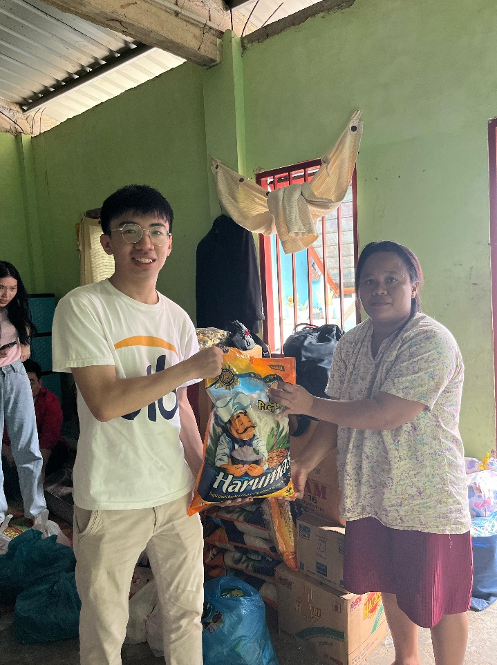 A person holding a bag of food

Description automatically generated