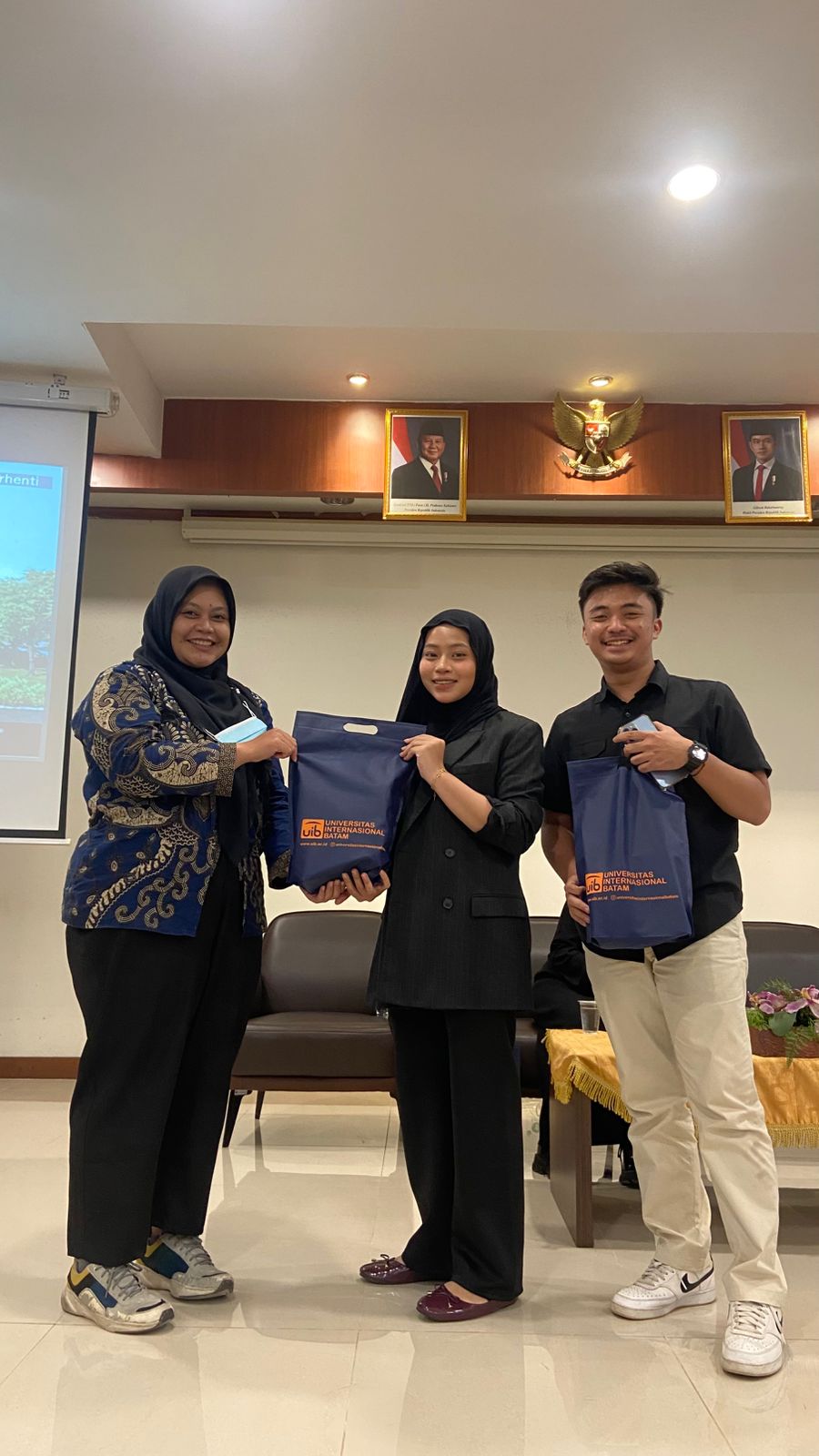 A group of people holding bags

AI-generated content may be incorrect.