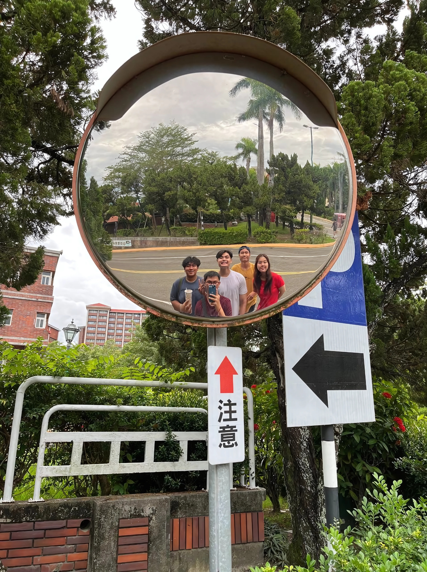 A mirror with people in it

AI-generated content may be incorrect.
