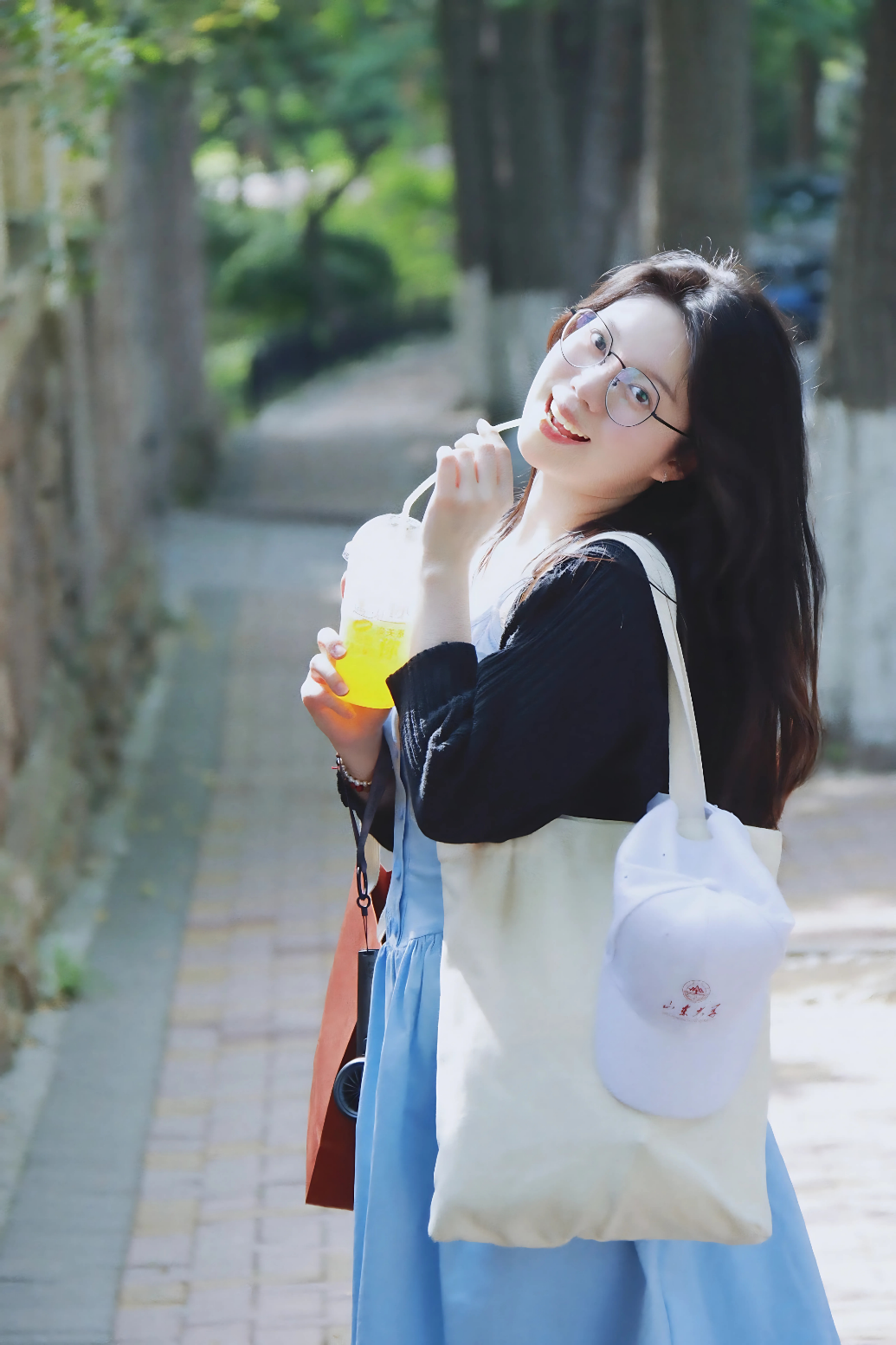 A person holding a straw and drinking from a plastic cup

AI-generated content may be incorrect.