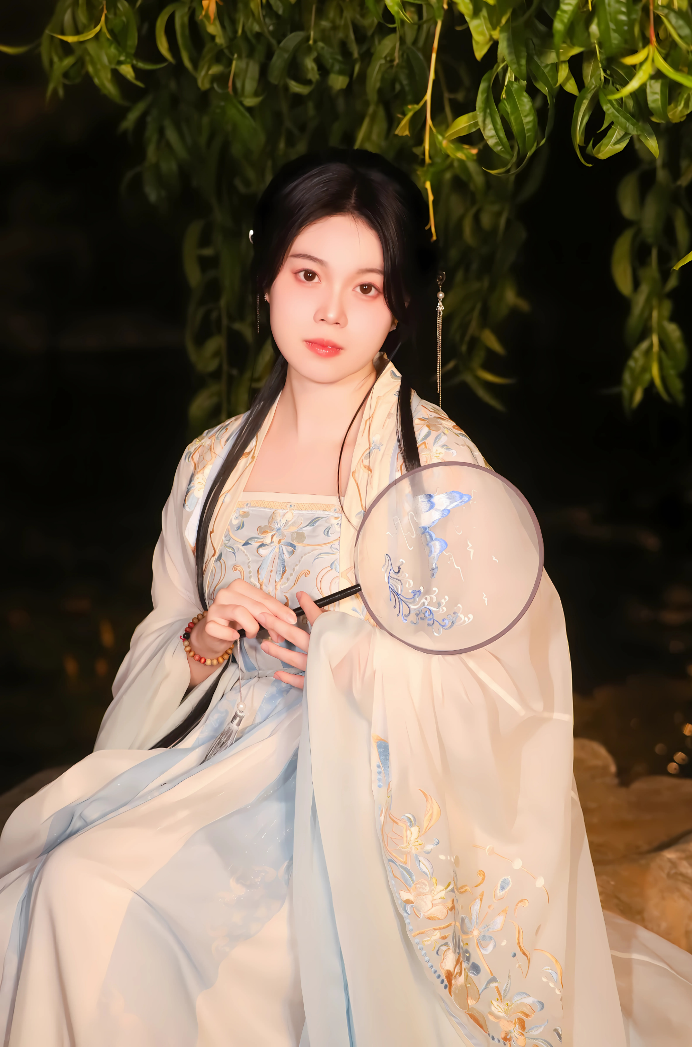 A person in a white dress

AI-generated content may be incorrect.