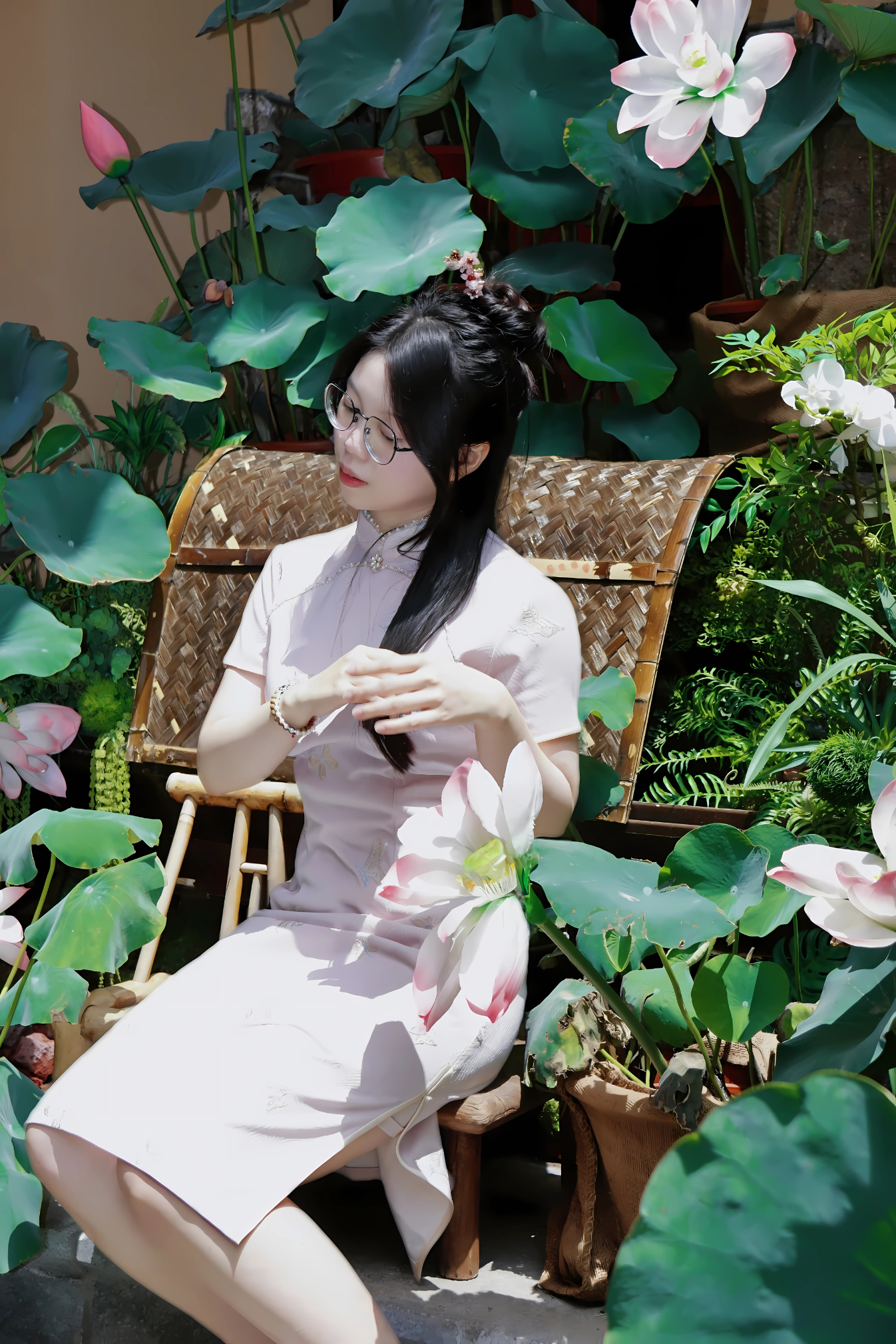 A person sitting in a chair with flowers

AI-generated content may be incorrect.