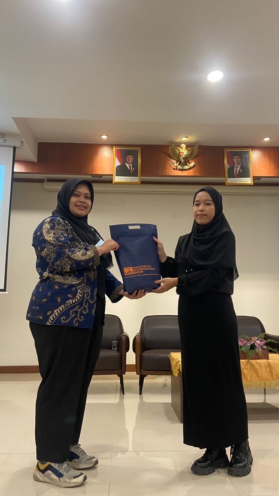 Two women holding a blue bag

AI-generated content may be incorrect.