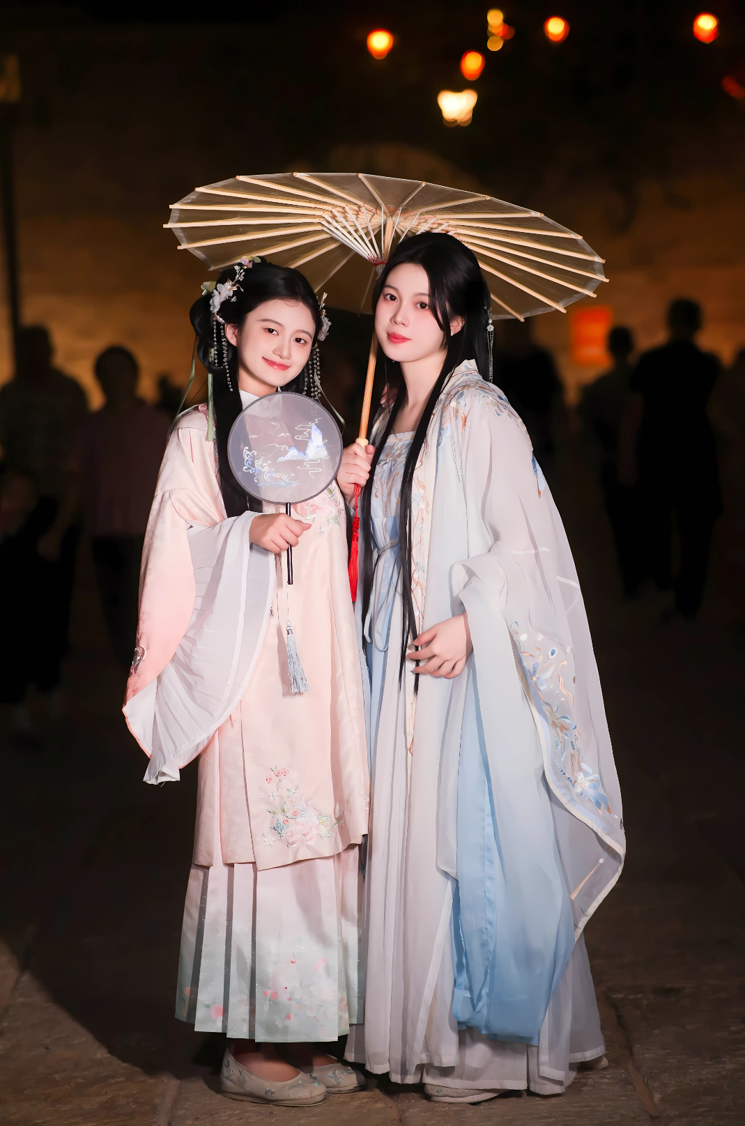 Two women in dresses holding umbrellas

AI-generated content may be incorrect.