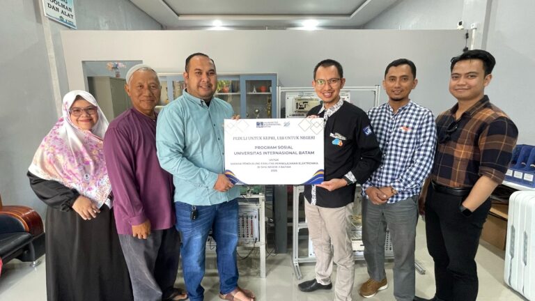 Penyerahan Bantuan Program Sosial UIB untuk Sarana Pendukung Fasilitas Pembelajaran Elektronika kepada SMK Negeri 3 Batam & SMK Teladan Batam