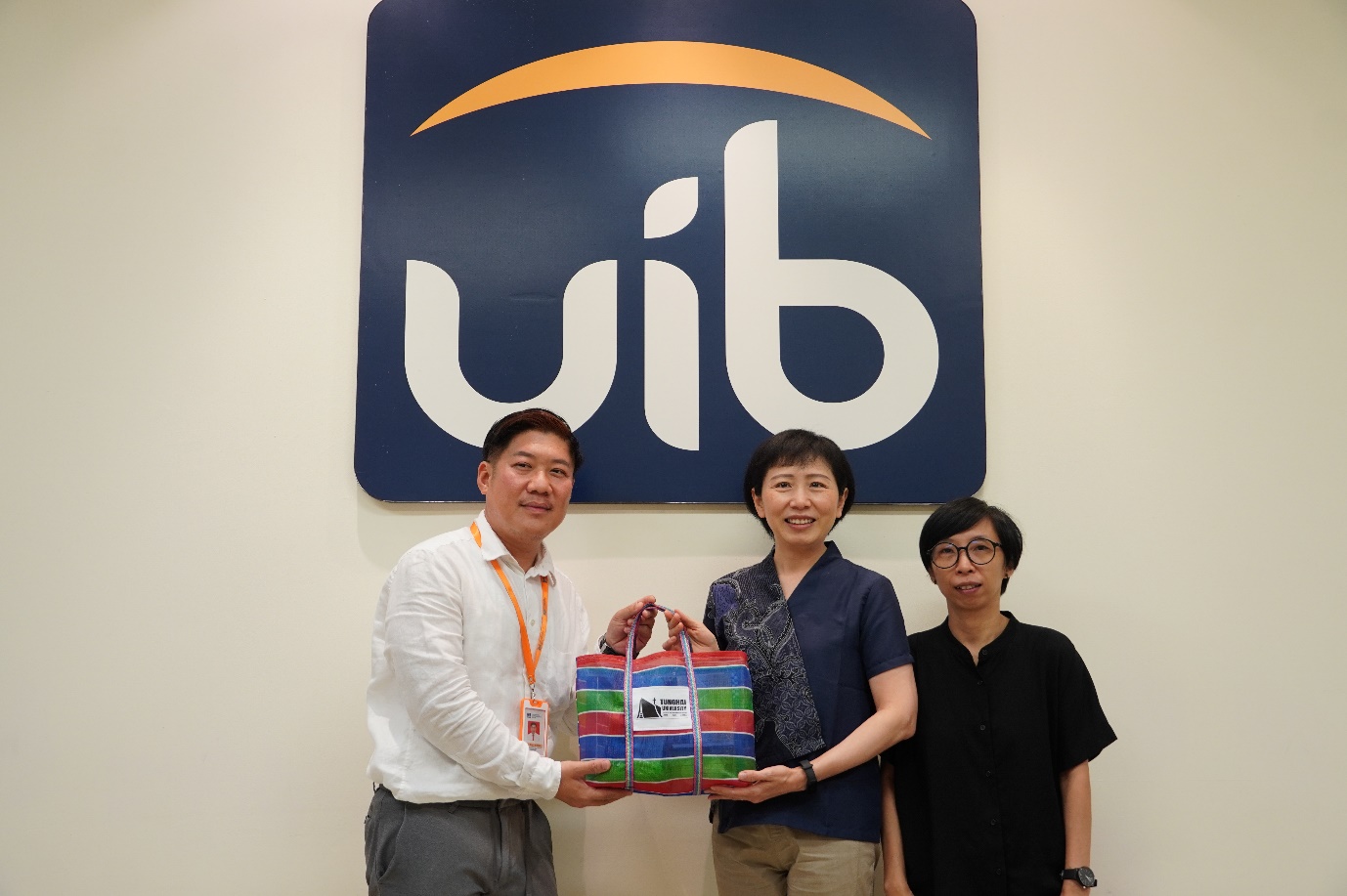 A group of people holding a gift

AI-generated content may be incorrect.