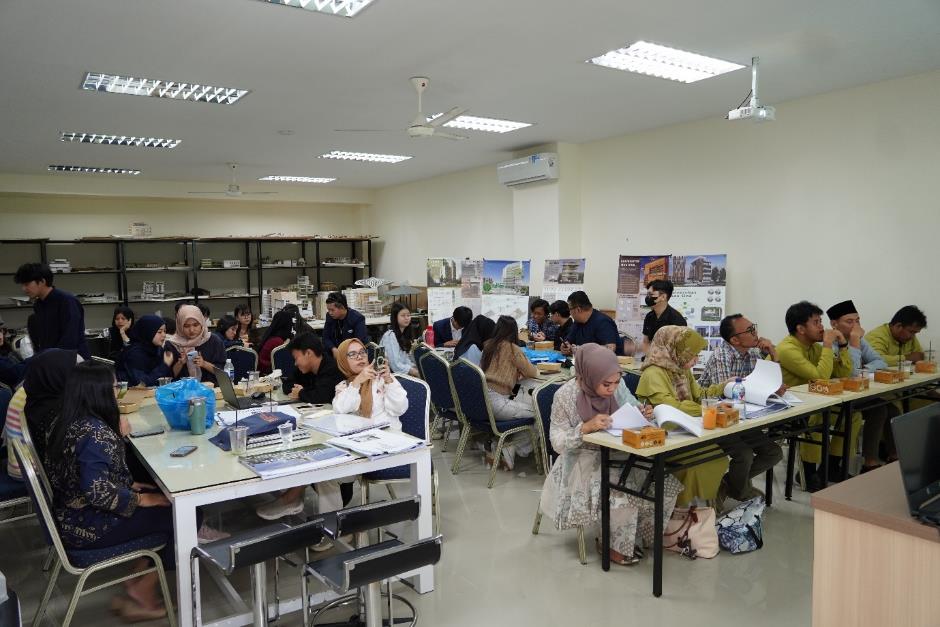 A group of people sitting at tables in a room

AI-generated content may be incorrect.