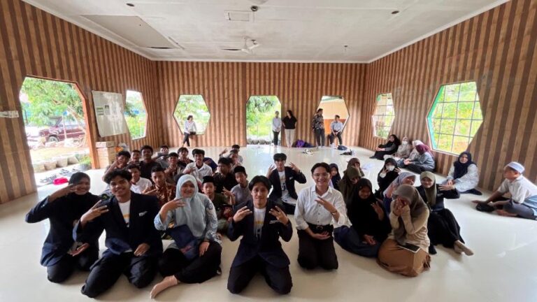 Edukasi Bahasa Inggris Melalui Budaya Thailand oleh Mahasiswa PBI