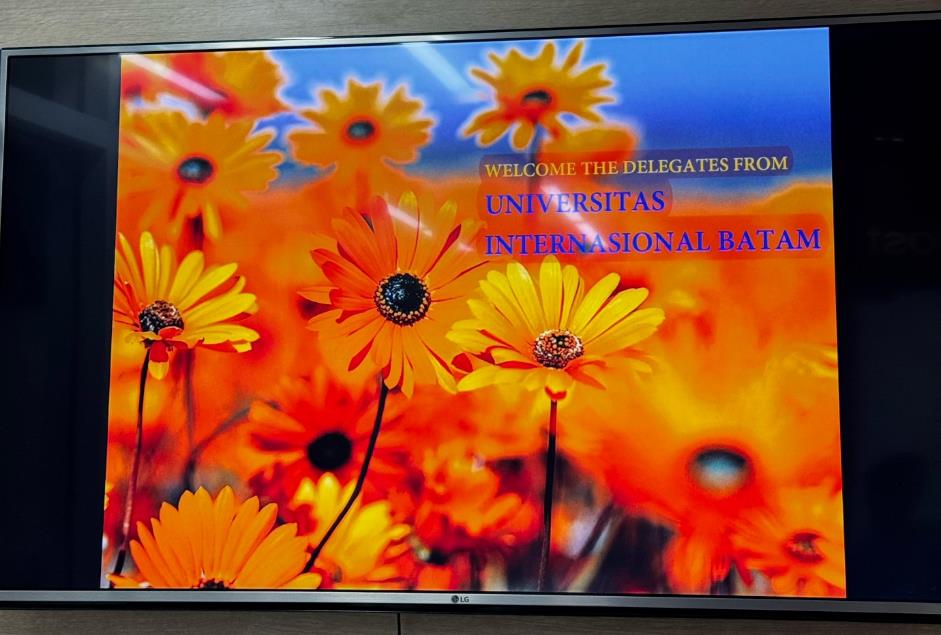 A television screen with flowers on it

Description automatically generated