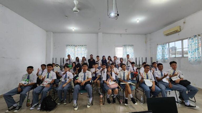 Mengasah Keterampilan Berbicara di Depan Umum: Pengisian Materi Public Speaking di SMA Kristen Immanuel