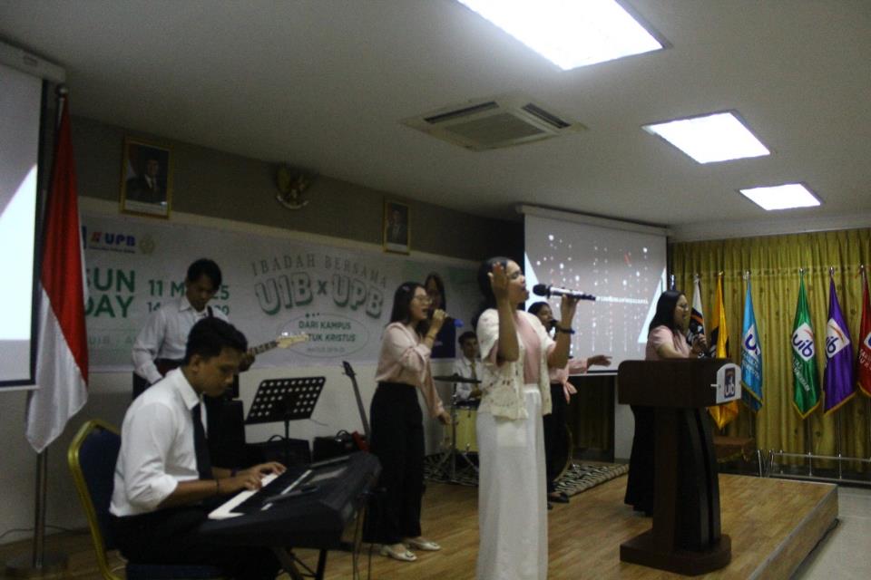 A group of people performing in a room

AI-generated content may be incorrect.