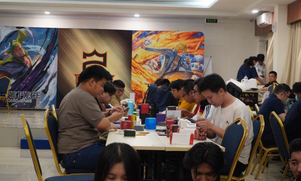 A group of people sitting at tables

AI-generated content may be incorrect.