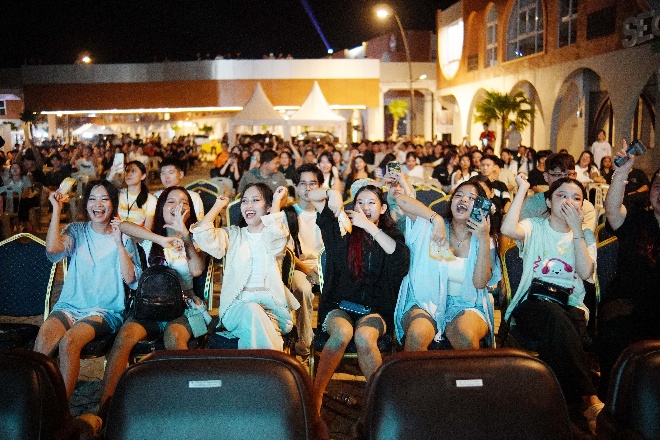 A group of people sitting in chairs

AI-generated content may be incorrect.