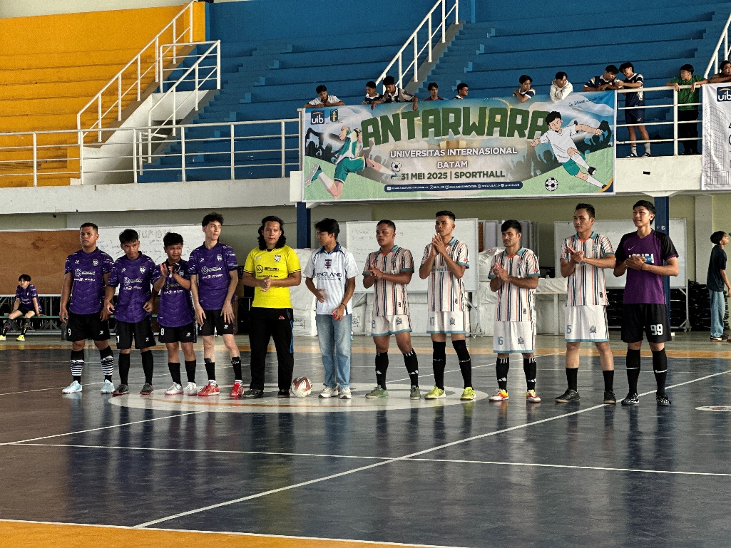 A group of people standing in a line
AI-generated content may be incorrect.