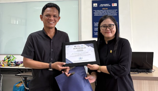 A person and person holding a certificate

Description automatically generated