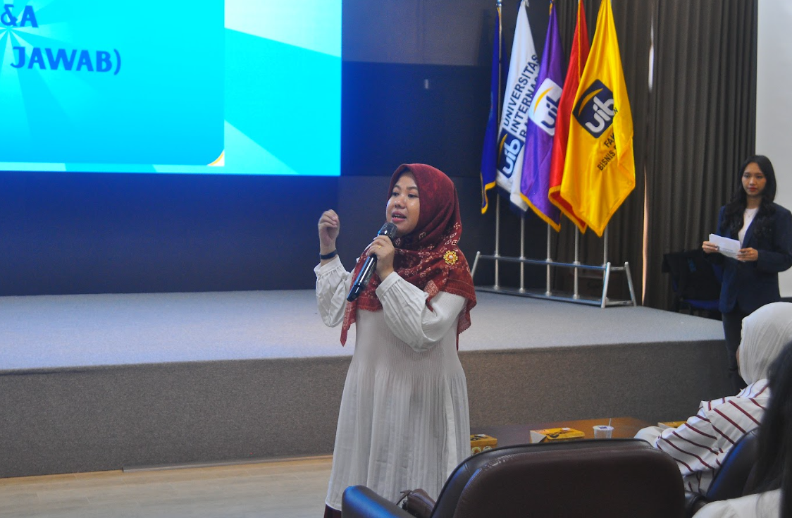 A person holding a microphone

AI-generated content may be incorrect.