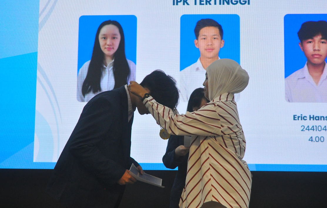 A person touching a person's neck

AI-generated content may be incorrect.