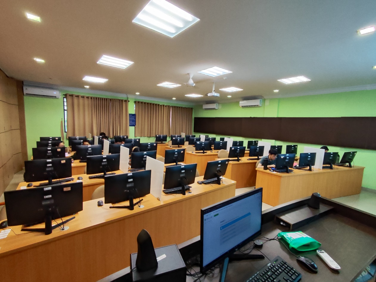 A room with computers in it

AI-generated content may be incorrect.