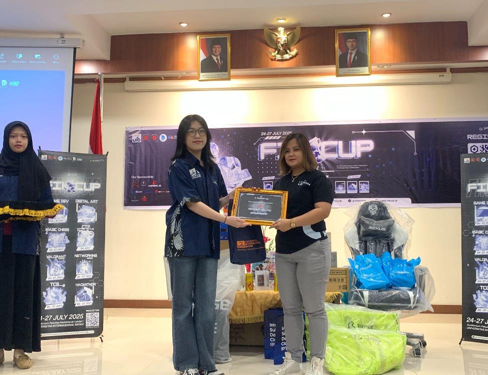 Two women holding a plaque

AI-generated content may be incorrect.