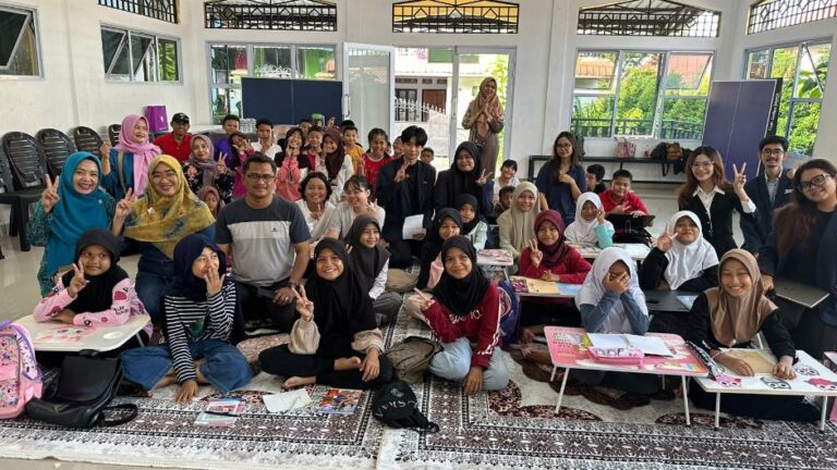 ELE for Community: Interactive English Learning for Young Learners at Perumahan Tiban Palem