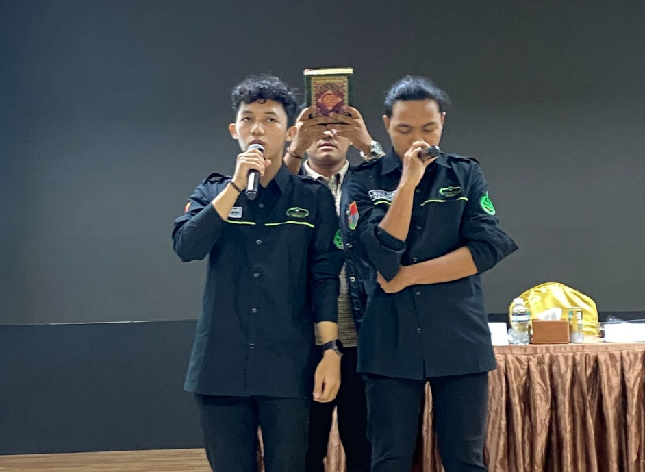 A group of men in uniform

AI-generated content may be incorrect.