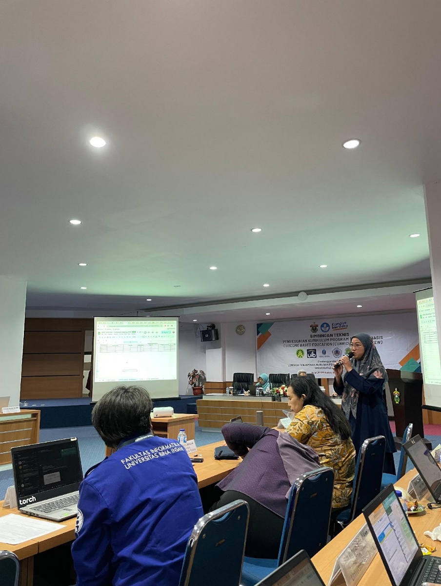 A group of people in a room

AI-generated content may be incorrect.