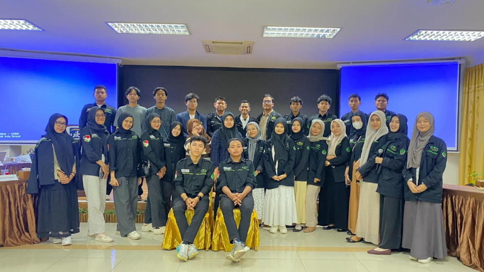 A group of people posing for a photo

AI-generated content may be incorrect.