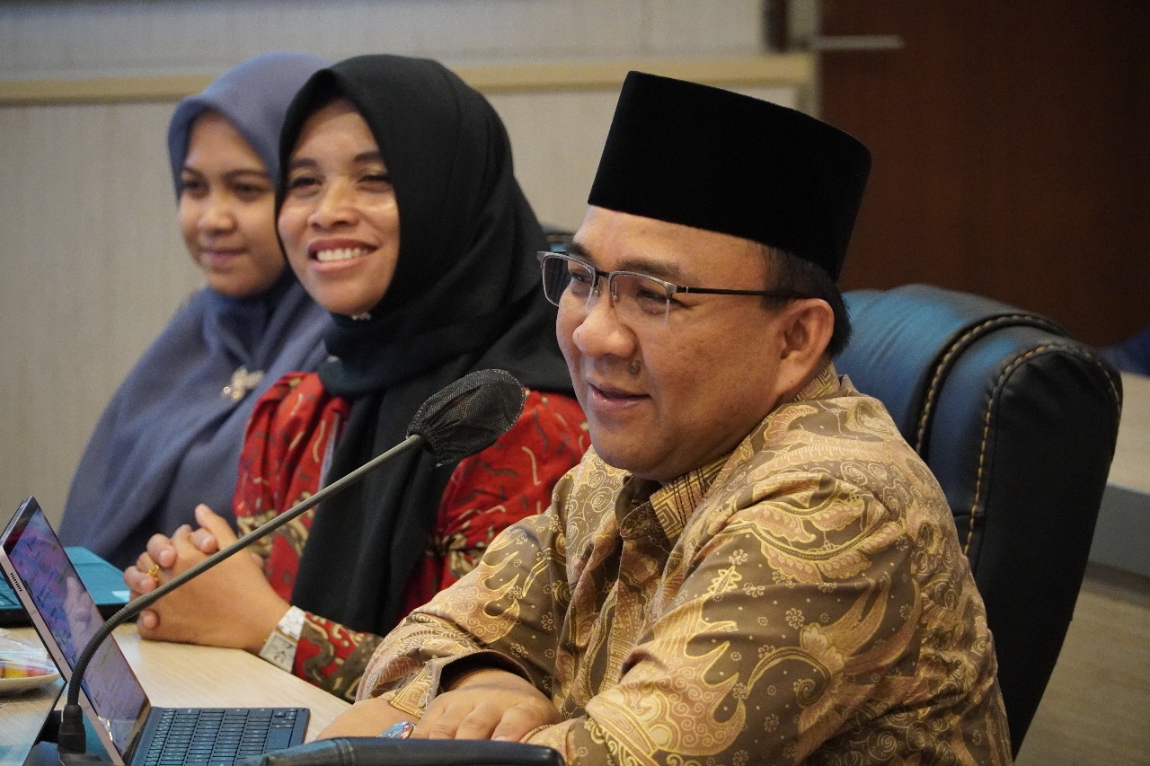 A group of people sitting at a table
AI-generated content may be incorrect.