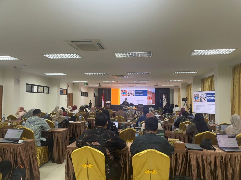 A group of people sitting in a room AI-generated content may be incorrect.