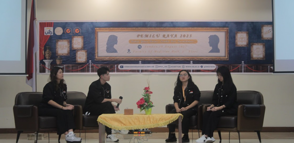 A group of people sitting in chairs

AI-generated content may be incorrect.