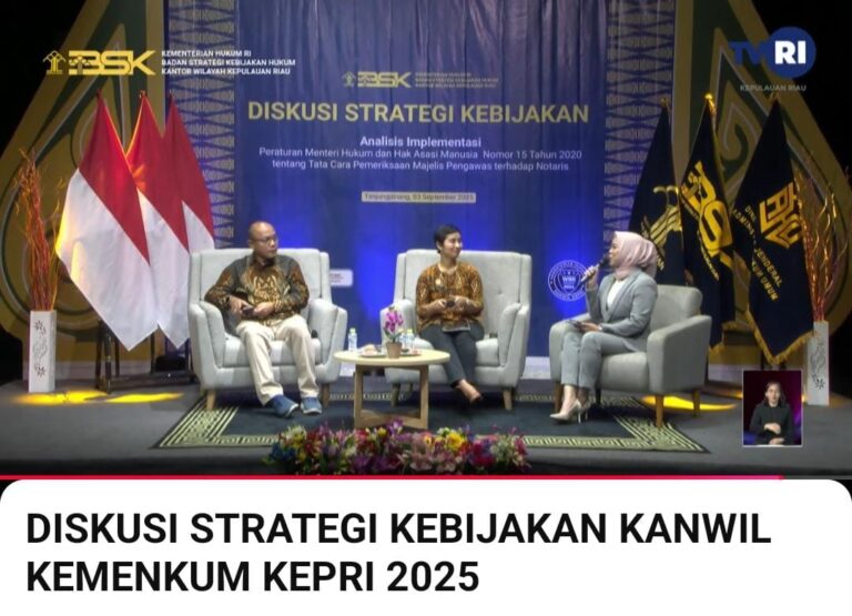 A group of people sitting in chairs Description automatically generated