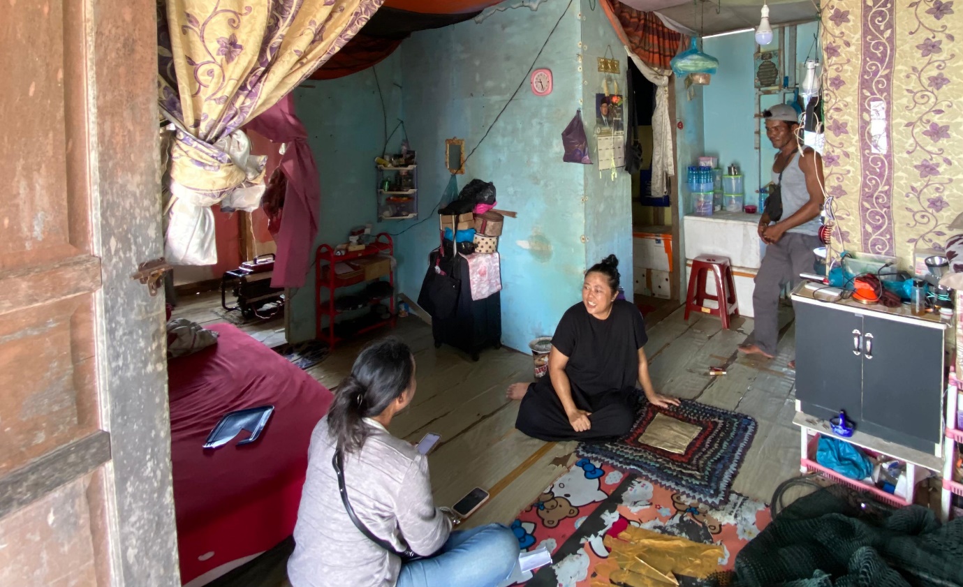 A group of people sitting on the floor

Description automatically generated