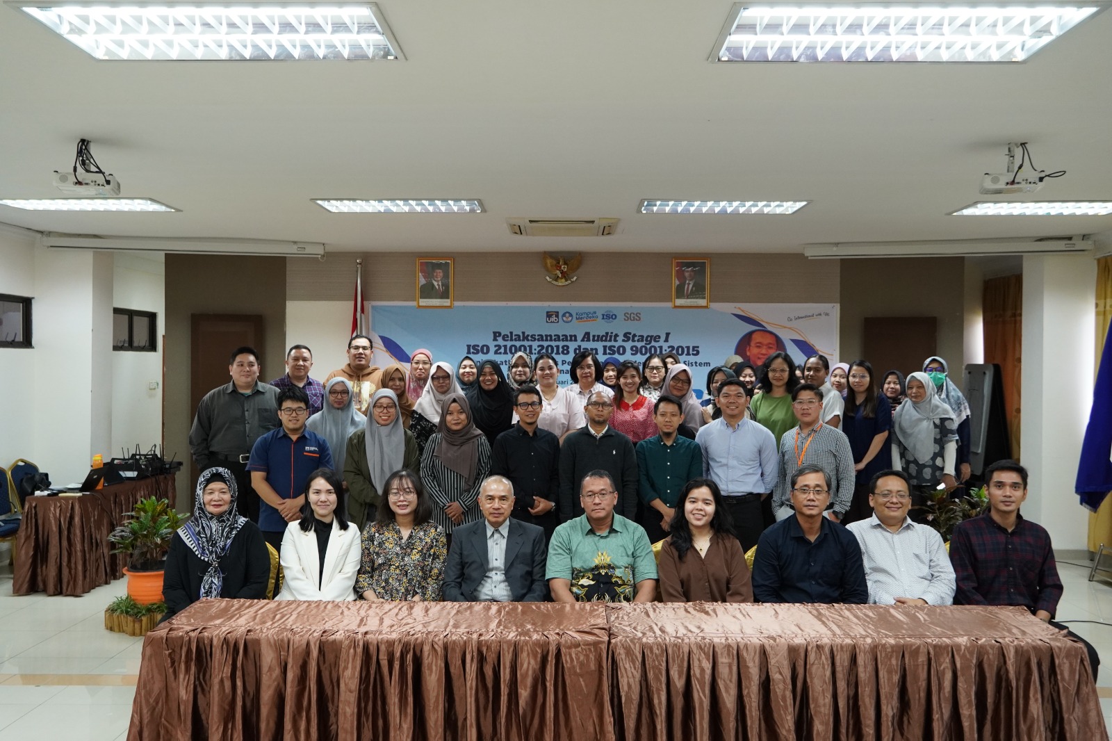 A group of people standing in a room
AI-generated content may be incorrect.