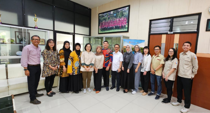 A group of people standing in a room
AI-generated content may be incorrect.