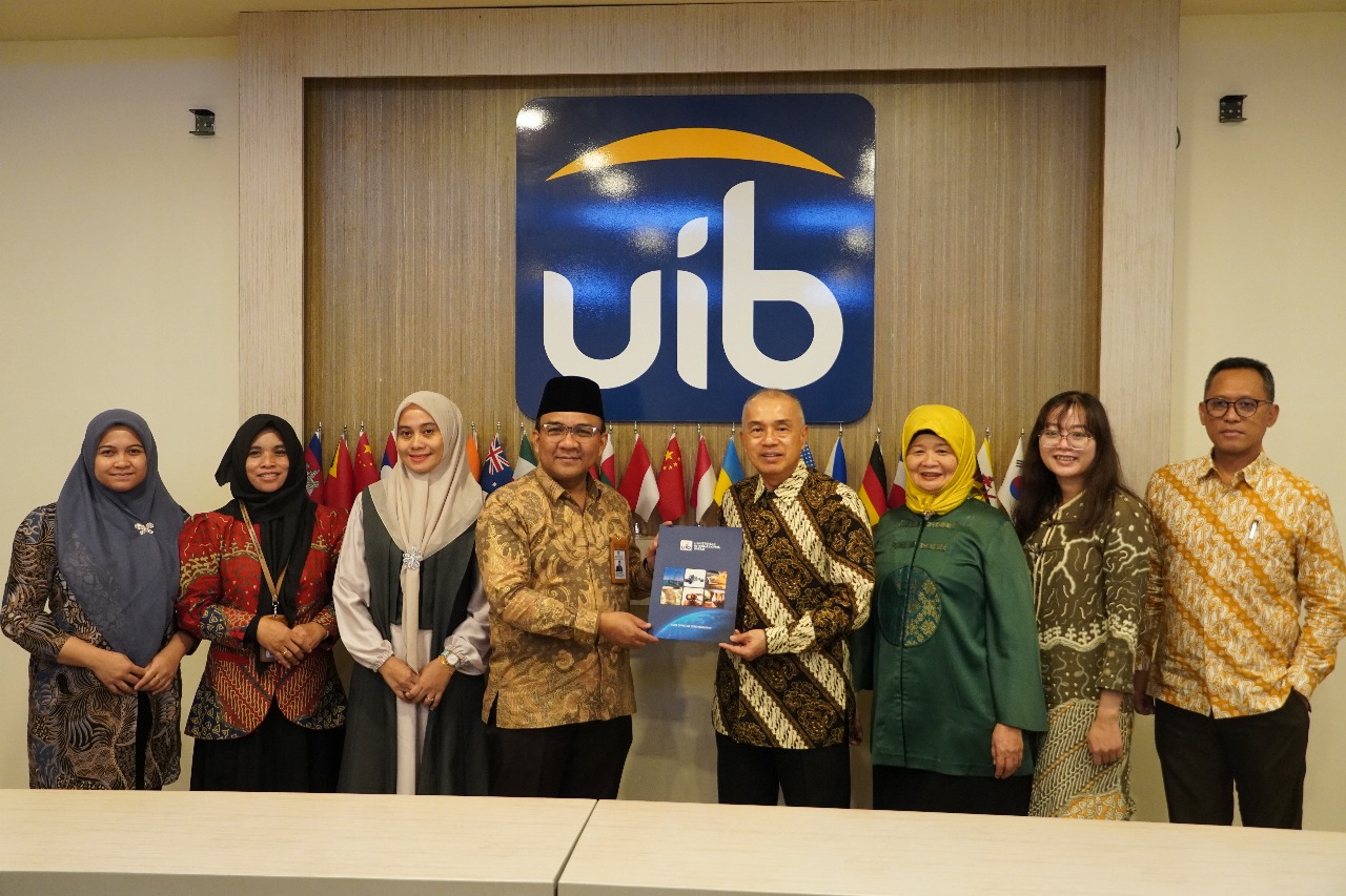 A group of people standing in front of a sign
AI-generated content may be incorrect.