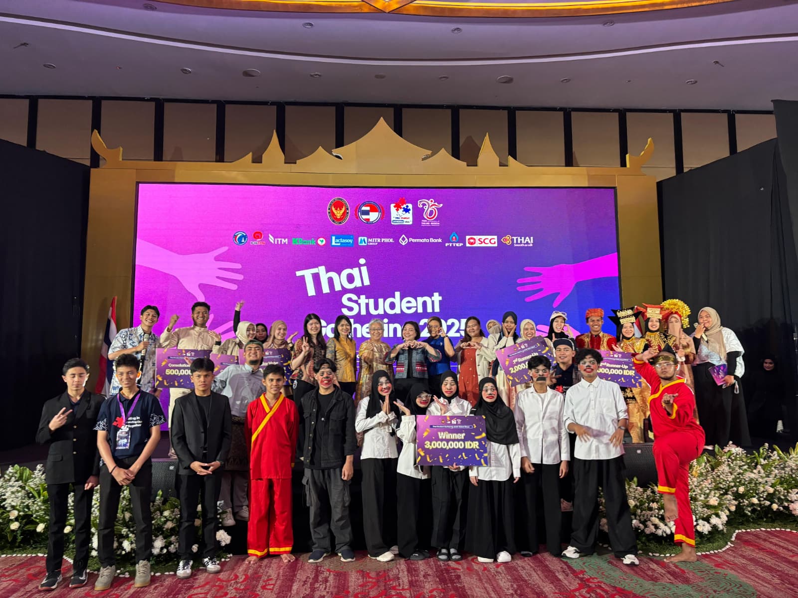 A group of people standing on a stage

AI-generated content may be incorrect.