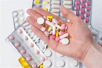 A hand holding a pile of pills

AI-generated content may be incorrect.