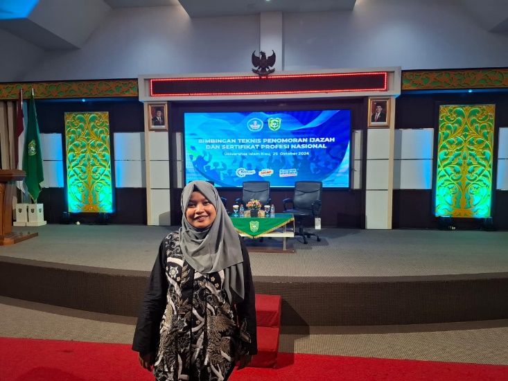 A person standing in front of a stage

AI-generated content may be incorrect.