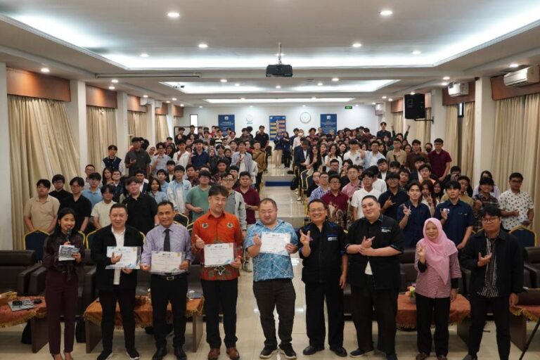 Seminar Studium Generale: AI-Powered Intelligent Hyper Democracy di Universitas Internasional Batam